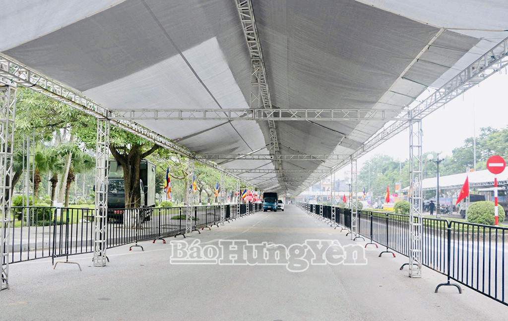 Cung đường dẫn vào chùa Chuông được dựng mái che