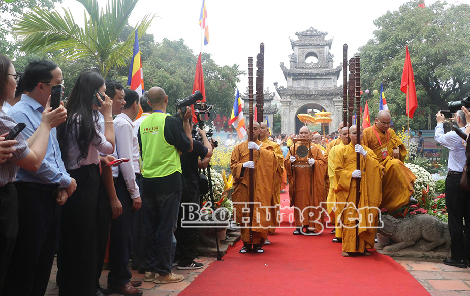 Cung nghinh Xá lợi Đức Phật qua Tam quan chùa Chuông