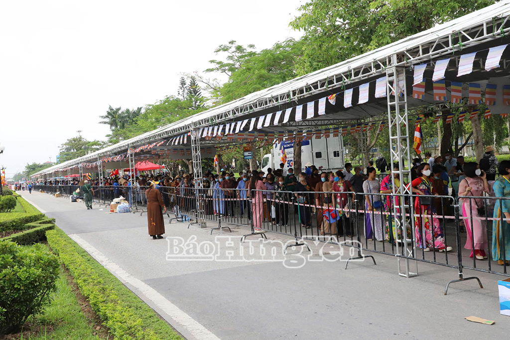 Dòng người xếp thành hàng dài di chuyển vào khu vực chùa Chuông