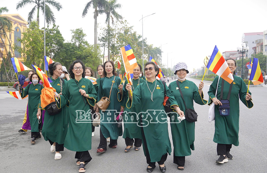 Các đoàn người hoan hỉ về chùa Chuông chiêm bái Xá lợi Đức Phật
