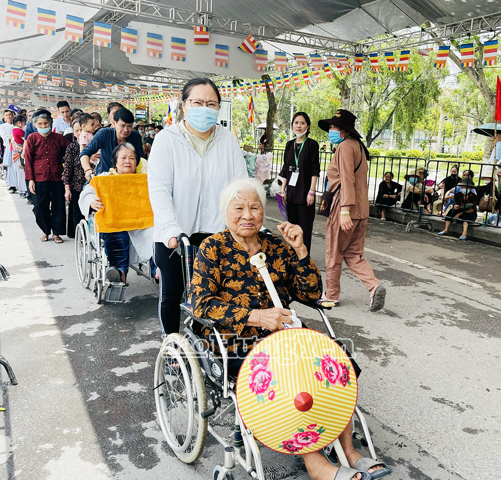 Nhiều người già khó khăn trong di chuyển vẫn cố gắng về chiêm bái Xá lợi Đức Phật 