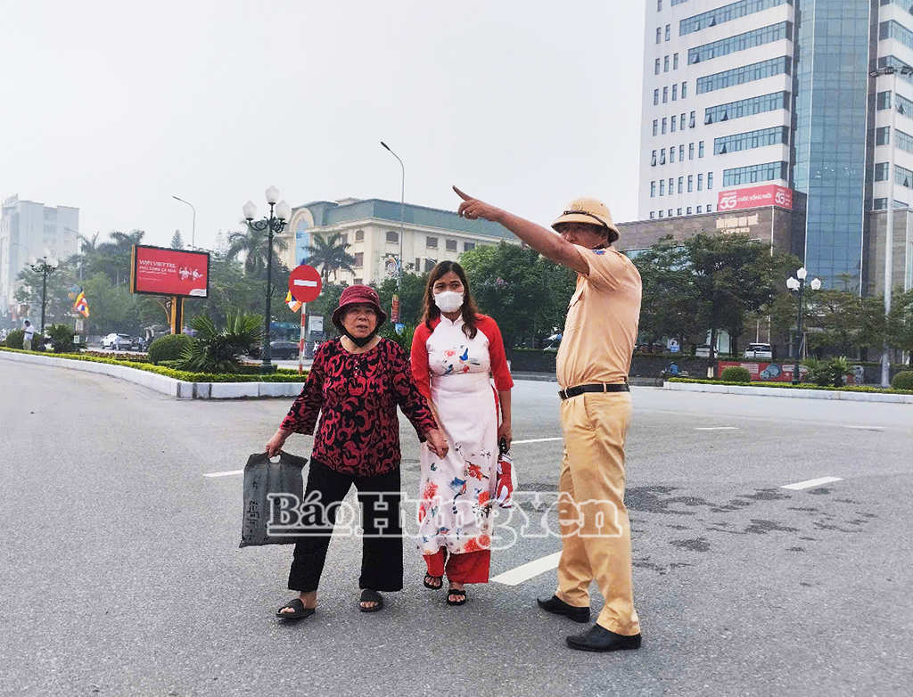 Cảnh sát giao thông hướng dẫn người dân về nơi chiêm bái Xá lợi Đức Phật