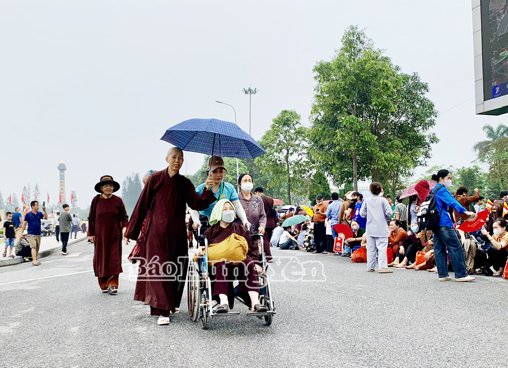  Tình nguyện viên hỗ trợ người già yếu vào chiêm bái Xá lợi Đức Phật 
