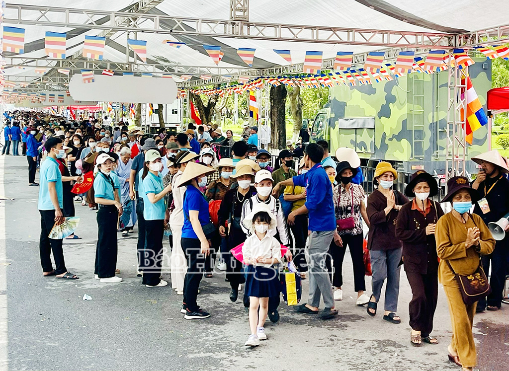 Các tình nguyện viên hướng dẫn người dân xếp hàng ngay ngắn, trật tự trong quá trình di chuyển