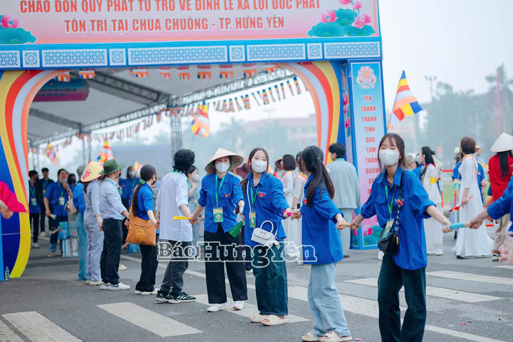 Thanh niên tình nguyện hỗ trợ người dân 