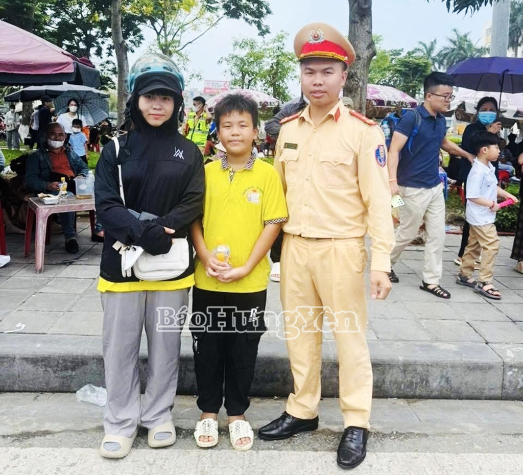 Lực lượng công an hỗ trợ tìm trẻ lạc 