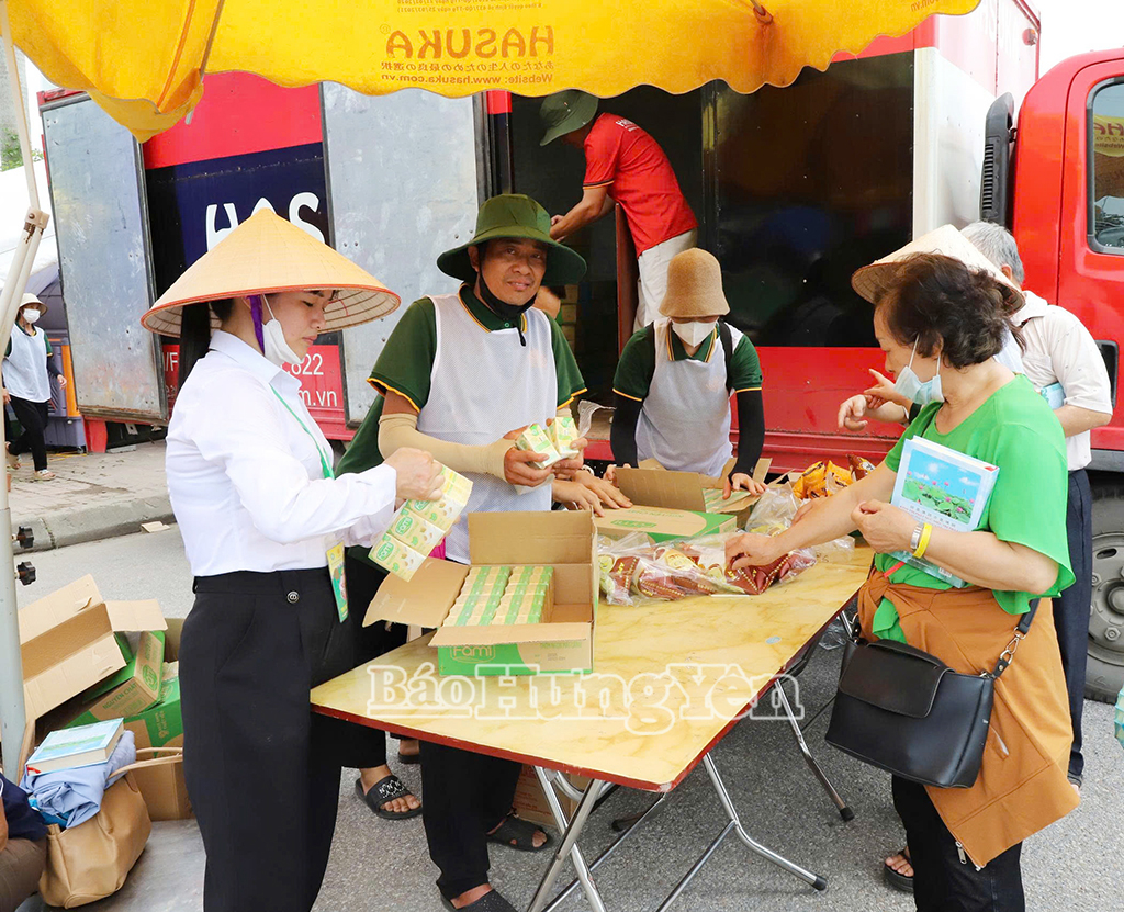 Các tình nguyện viên sắp bánh mì, sữa để phát cho phật tử, người dân