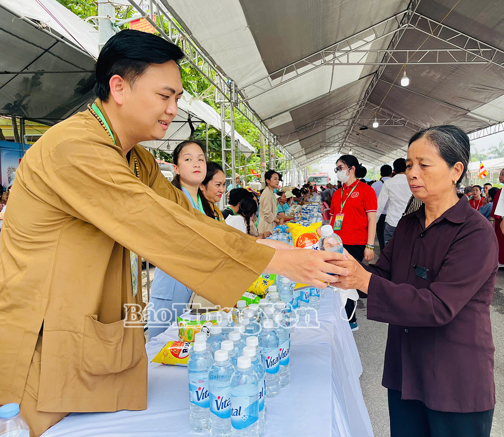 Người dân nhận nước uống, bánh mì miễn phí từ các tình nguyện viên 