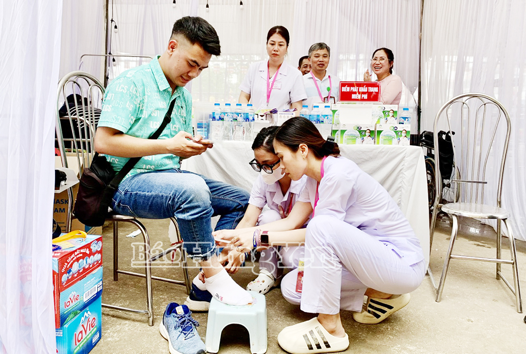 Đội ngũ nhân viên y tế hỗ trợ kịp thời cho du khách gặp vấn đề về sức khỏe