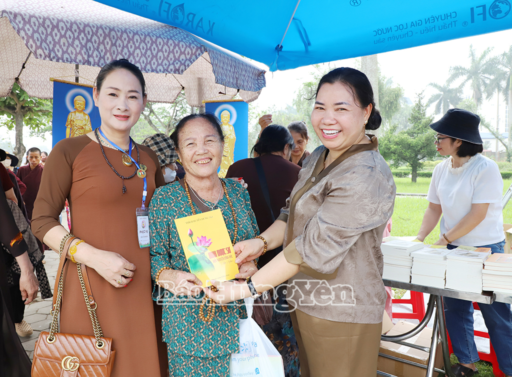 Tặng sách cho phật tử, Nhân dân về chiêm bái Xá lợi Đức Phật 