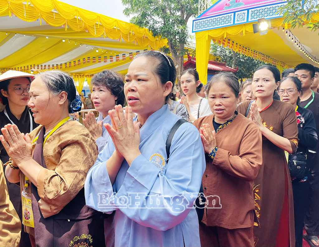 Người dân xếp hàng vào chiêm bái Xá lợi Đức Phật 