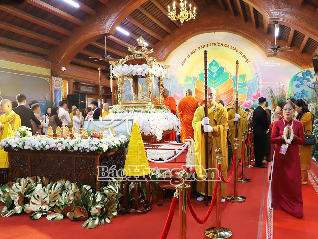 Dòng người trật tự vào giảng đường chùa Chuông chiêm bái Xá lợi Đức Phật dưới sự hướng dẫn của Ban Tổ chức 