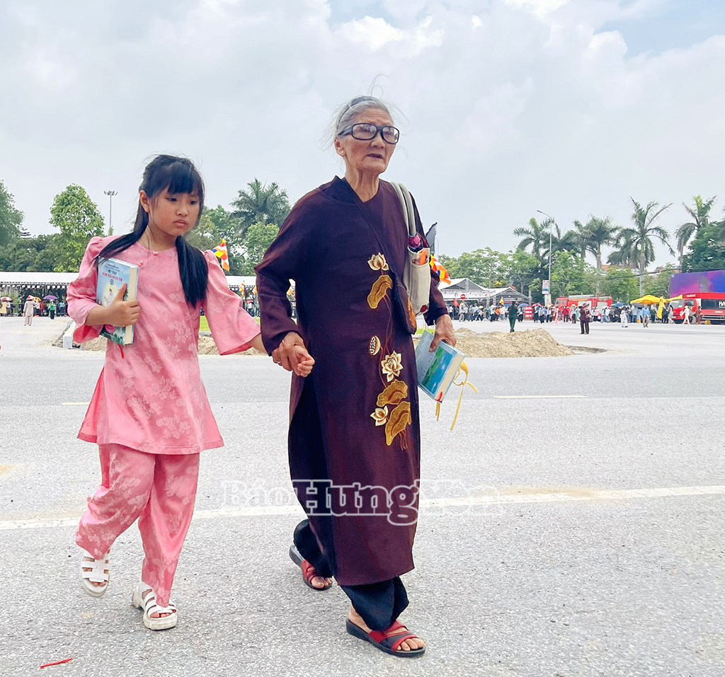 Người dân hoan hỉ sau khi chiêm bái Xá lợi Đức Phật ở chùa Chuông