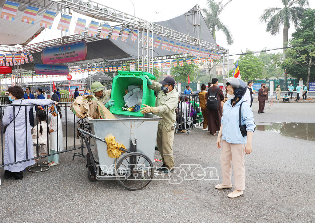 Thu gom rác thải bảo đảm vệ sinh môi trường khu vực chùa Chuông