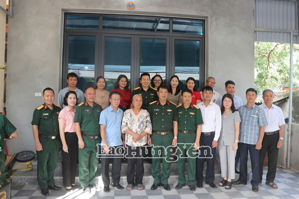 Bàn giao nhà “Đại đoàn kết” cho bà Vũ Thị Hoa, phường Lam Sơn
