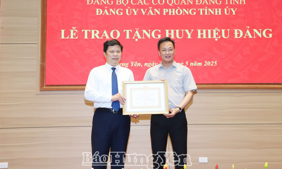 Trao Huy hiệu 30 năm tuổi Đảng tặng đồng chí Phó Bí thư Thường trực Tỉnh ủy, Chủ tịch HĐND tỉnh Trần Quốc Toản