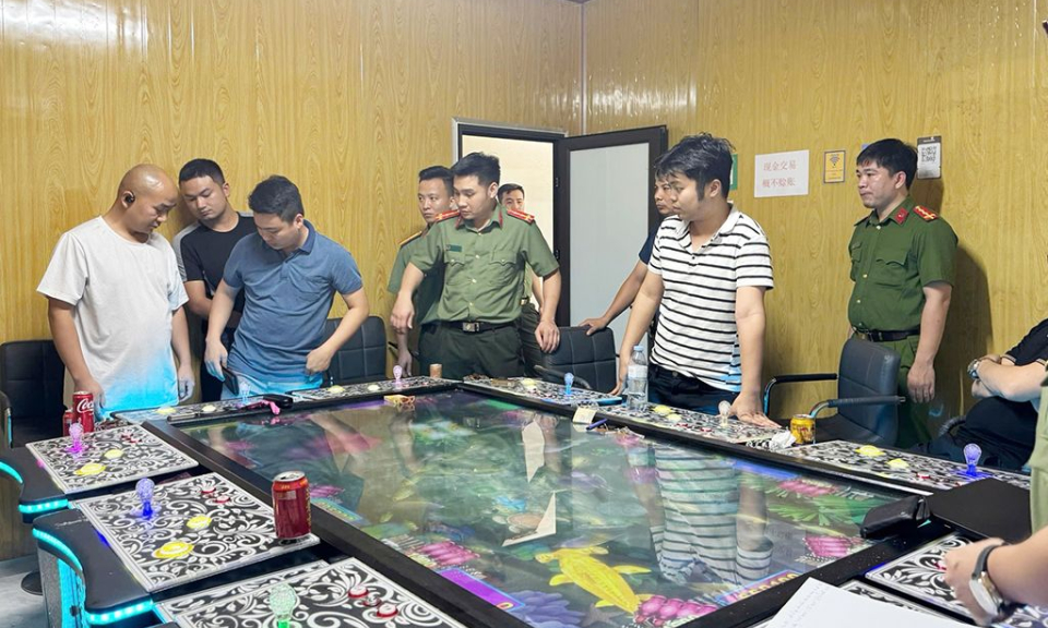 Hưng Yên: Phát hiện 8 người nước ngoài đang đánh bạc