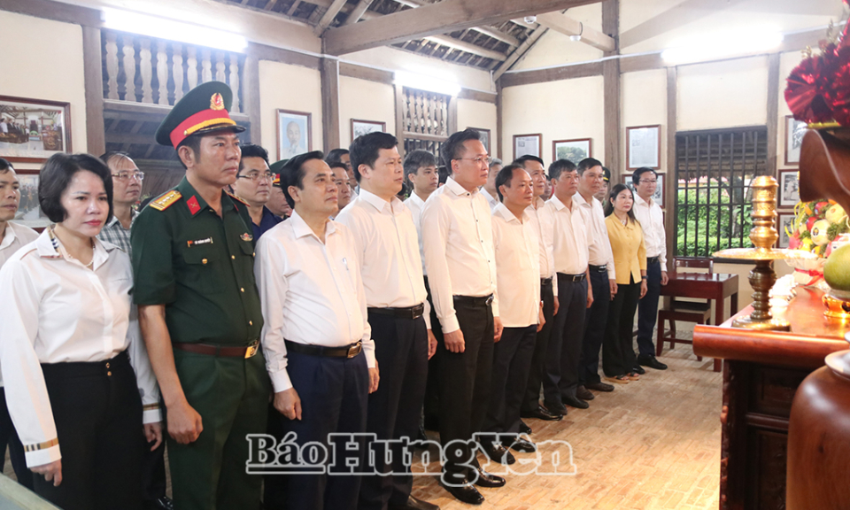 Các đồng chí lãnh đạo tỉnh dâng hương, dâng hoa tưởng nhớ Chủ tịch Hồ Chí Minh
