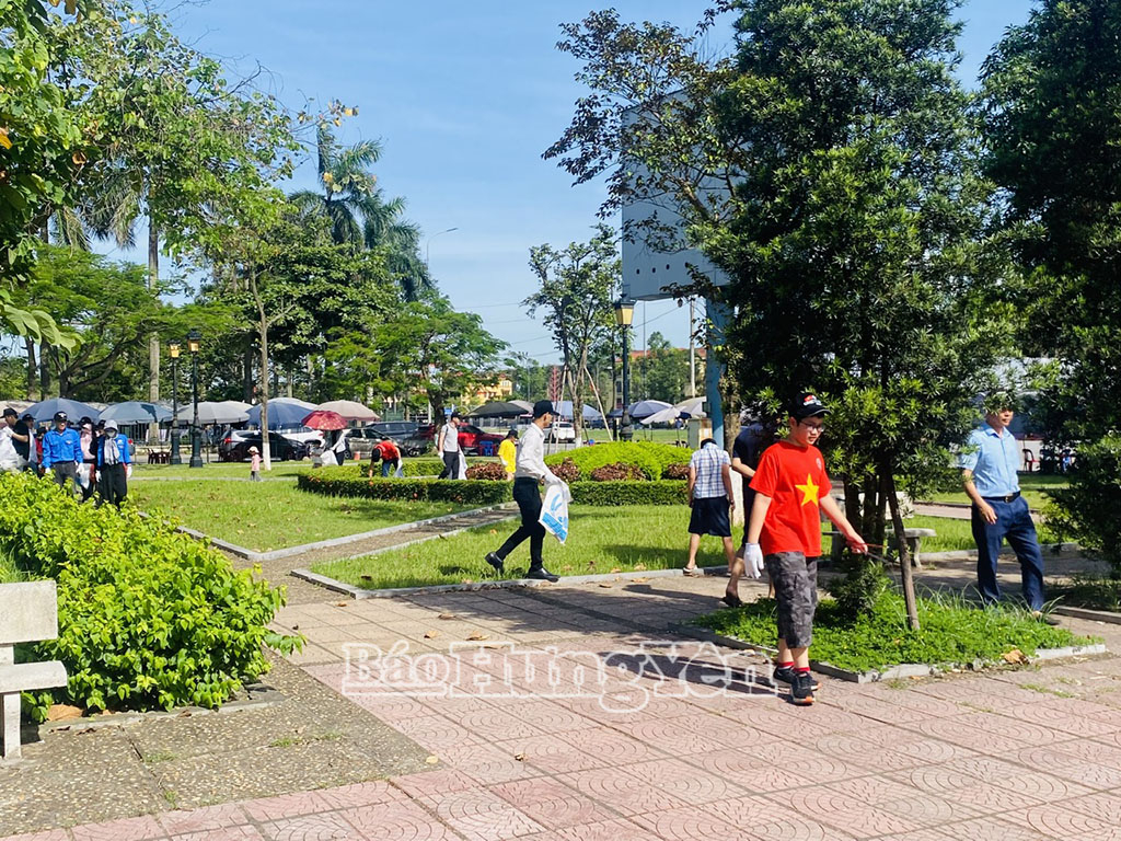 Đông đảo người dân thu gom rác thải bảo vệ môi trường