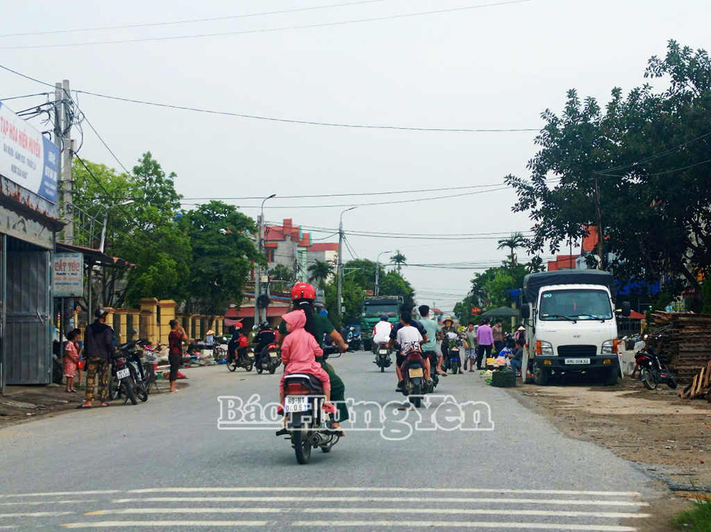 Họp chợ ven đường ĐH.83, đoạn qua cổng UBND xã Trung Dũng (Tiên Lữ) gây ùn tắc giao thông