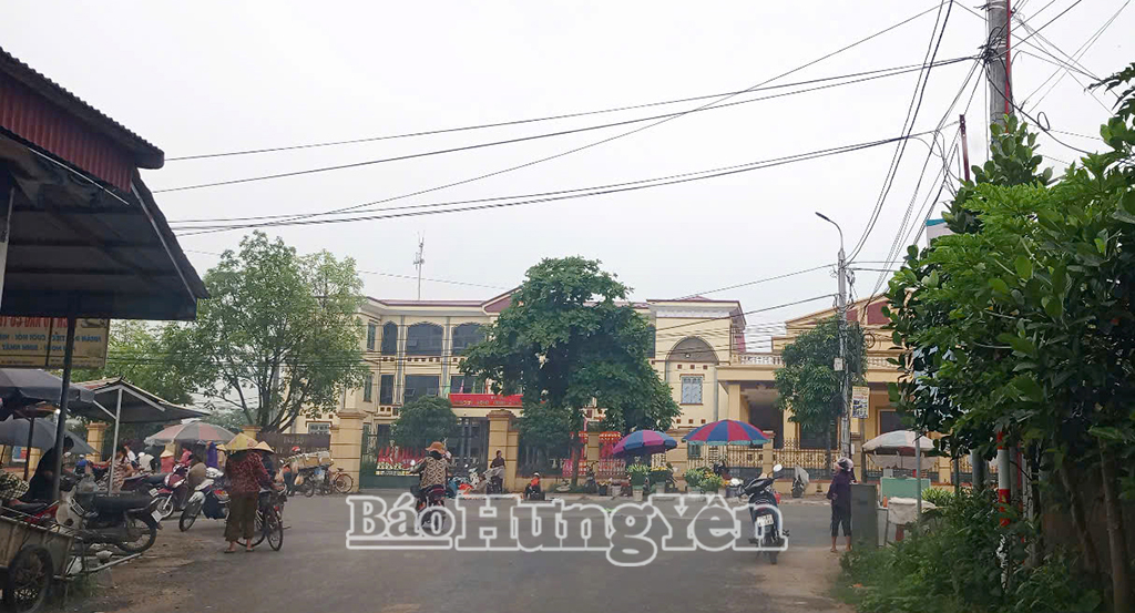 Họp chợ ven đường ĐH.83, đoạn qua cổng UBND xã Trung Dũng (Tiên Lữ)