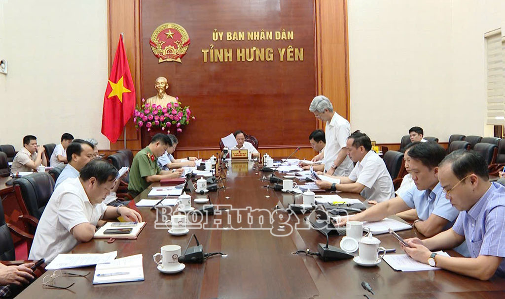 Giám đốc Sở Nội vụ Đào Hồng Vận trình bày tờ trình tại phiên họp