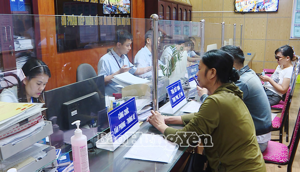 Người dân và doanh nghiệp đến giao dịch tại bộ phận một cửa xã Tân Quang, (Văn Lâm)