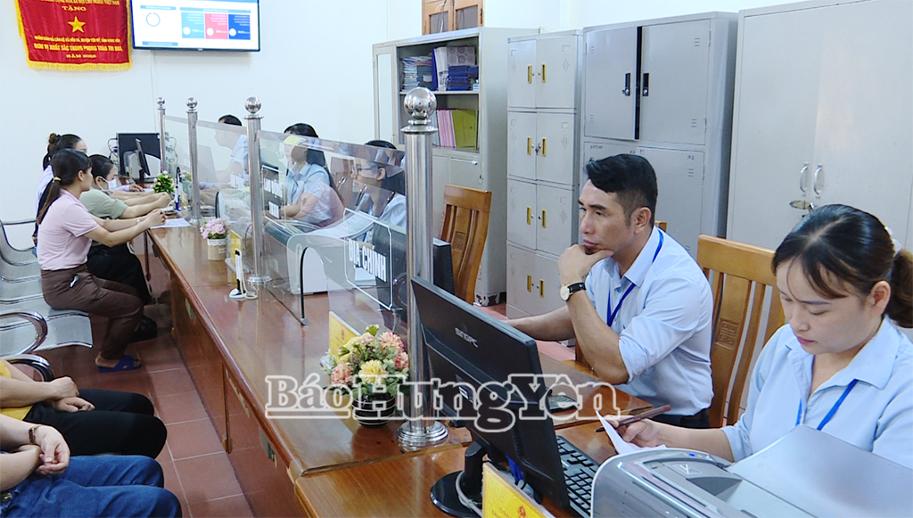 Người dân và doanh nghiệp đến giao dịch tại bộ phận một cửa xã Liêu Xá (Yên Mỹ)