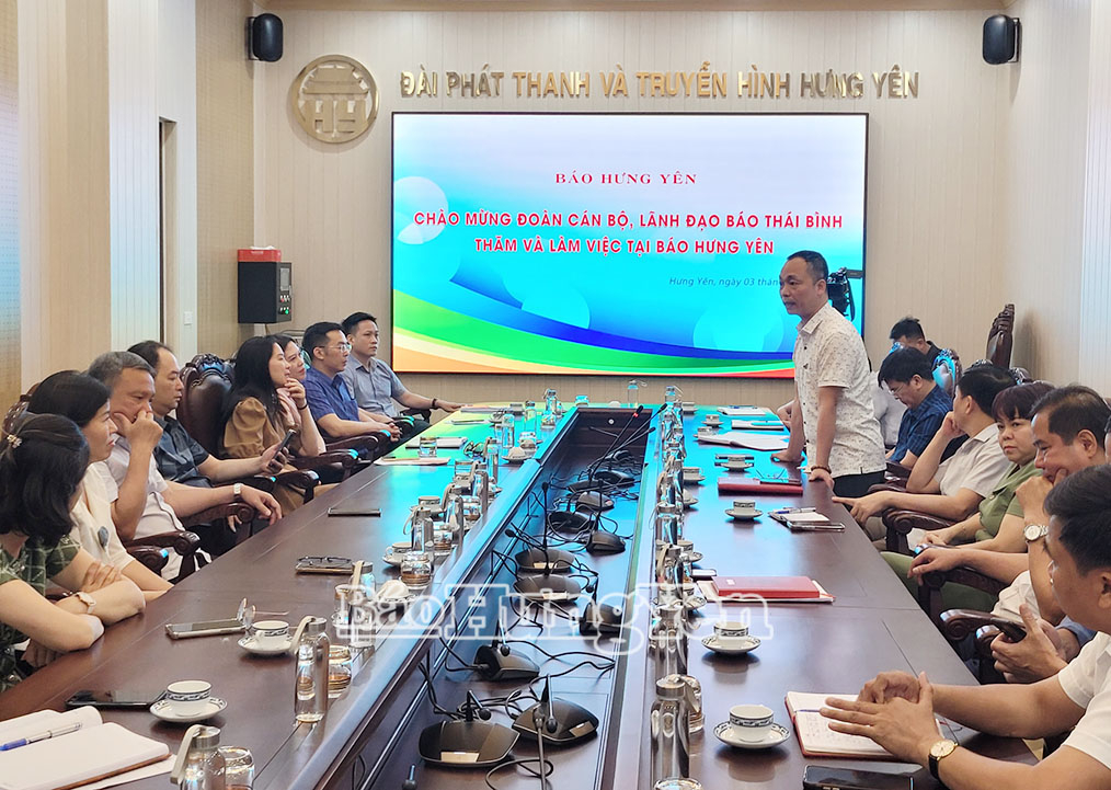 Các đại biểu trao đổi tại buổi làm việc