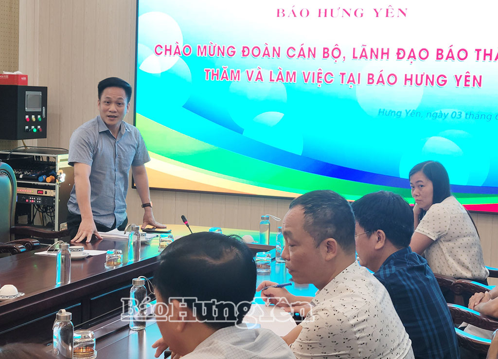Cán bộ Báo Thái Bình phát biểu ý kiến tại buổi làm việc