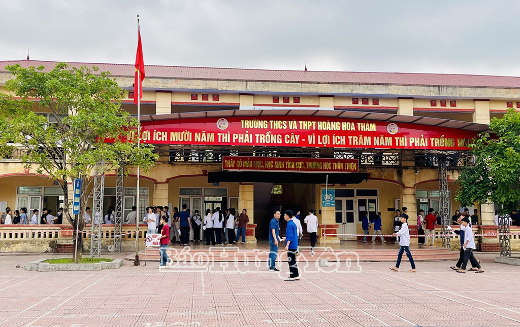 Từ sáng sớm, các thí sinh có mặt tại điểm thi Trường THCS và THPT Hoàng Hoa Thám (Tiên Lữ) sẵn sàng bước vào kỳ thi