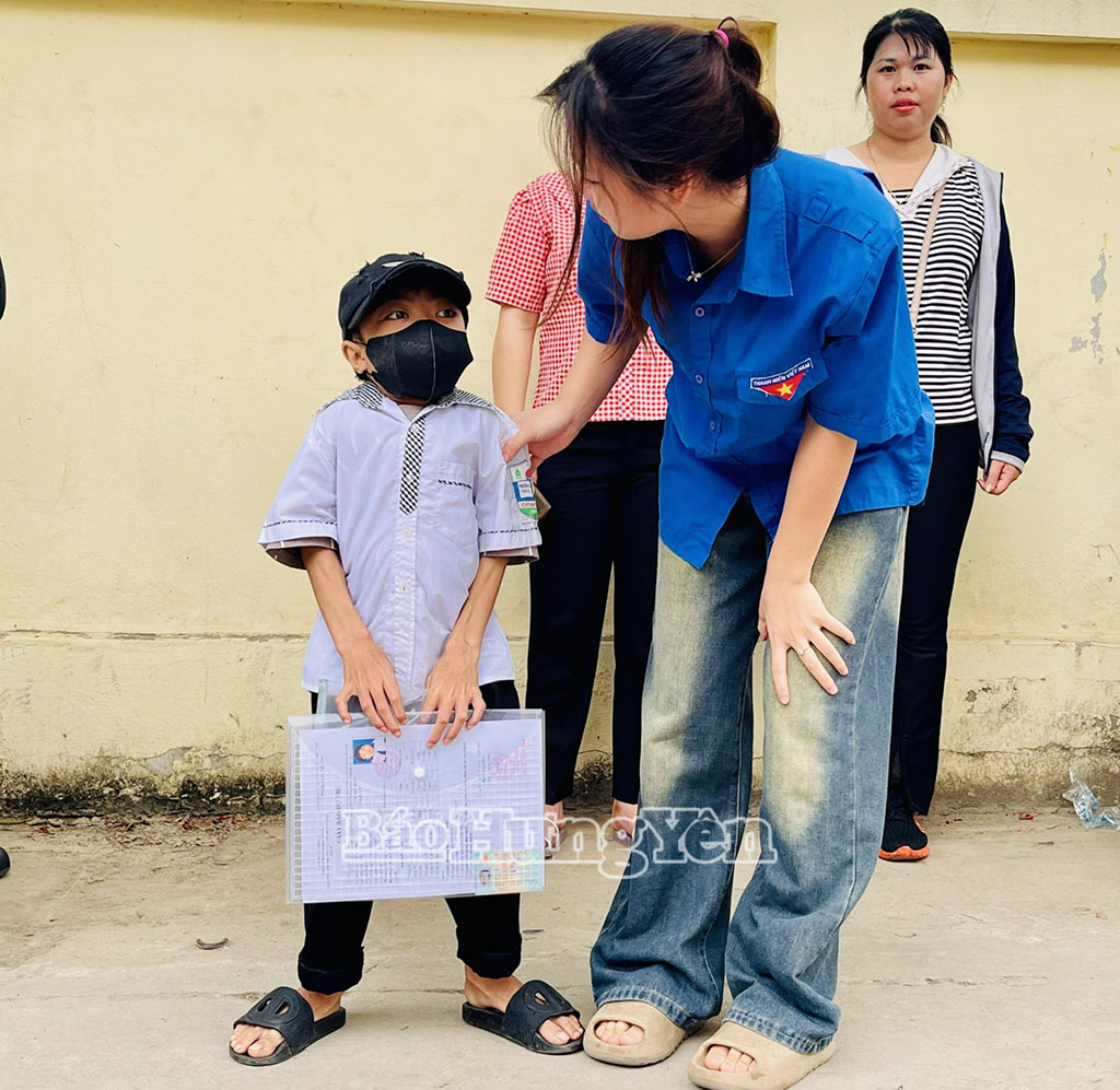 Tại kỳ thi năm nay, điểm thi Trường THCS và THPT Hoàng Hoa Thám có một thí sinh đặc biệt. Đó là em Bùi Văn Nha, ở thôn Đặng Xá, xã Cương Chính. Bị bệnh tim bẩm sinh khiến cơ thể Nha không phát triển bình thường như các bạn cùng trang lứa, nhưng em vẫn nỗ lực đến trường và quyết tâm tham dự 