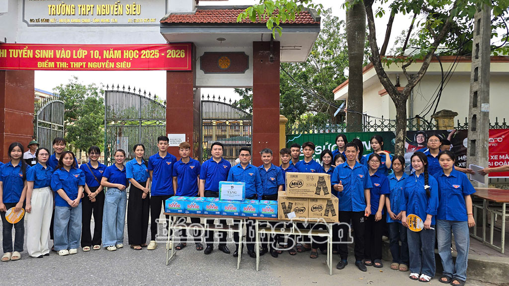 Đại diện Tỉnh Đoàn Hưng Yên tặng quà tại điểm thiTrường THPT Nguyễn Siêu (Khoái Châu)