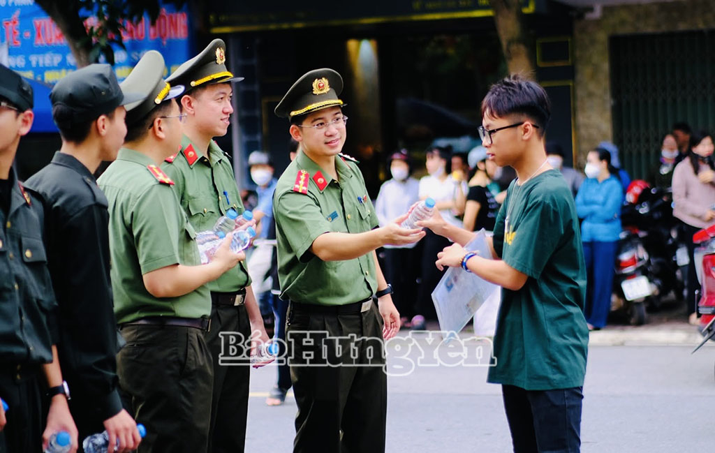 Đoàn viên thanh niên Công an tỉnh Hưng Yên có mặt từ sớm tiếp sức thí sinh tại điểm thi Trường THPT Hưng Yên(thành phố Hưng Yên)