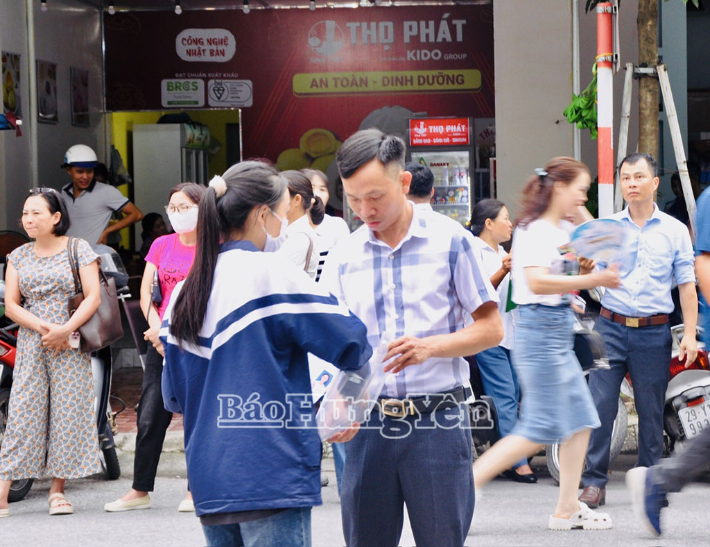 Phụ huynh đưa con em đến điểm thi Trường THPT Chuyên Hưng Yên, ân cần dặn dò, động viên các sĩ tử trước khi vào phòng thi.