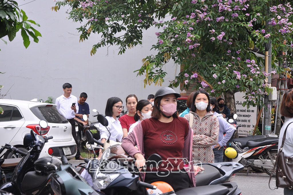 Sau 7h, các thí sinh đã vào phòng thi. Phụ huynh bên ngoài căng thẳng không kém.
