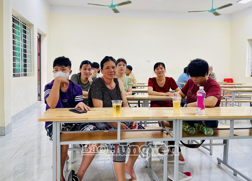Trường THCS và THPT Hoàng Hoa Thám (Tiên Lữ) bố trí nhiều phòng chờ để phụ huynh ngồi đợi các thí sinh làm bài thi