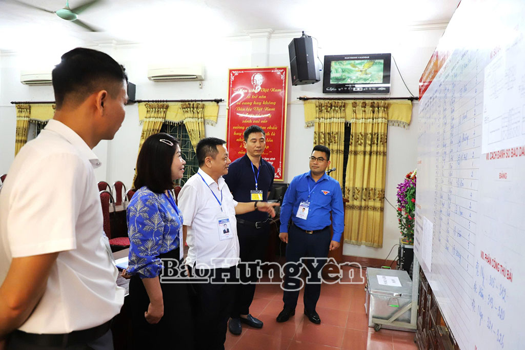 Đoàn kiểm tra của tỉnh kiểm tra công tác thitại hội đồng coi thi Trường THPT Khoái Châu (Khoái Châu)