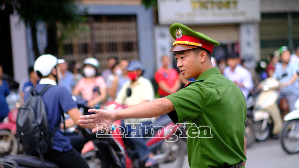 Lực lượng chức năng hướng dẫn người dân tham gia giao thông an toàn tại khu vực điểm thi Trường THPT Hưng Yên