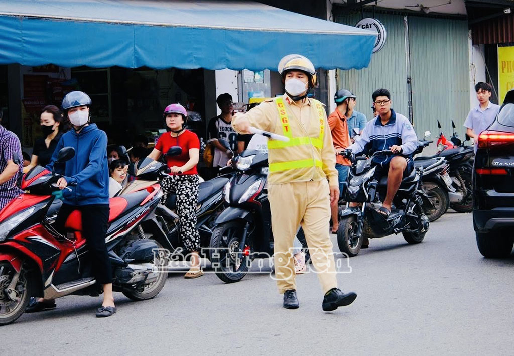 Cảnh sát giao thông phân luồng khu vực điểm thiTrường THPT Trưng Vương (Văn Lâm)