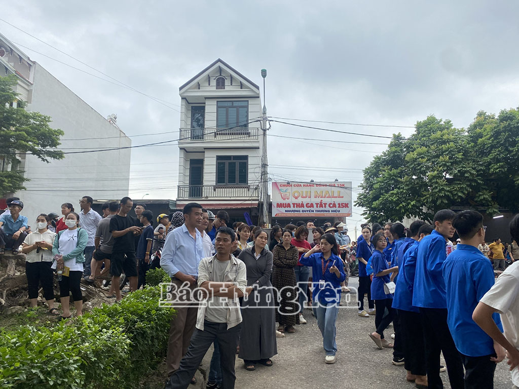 Tiếng trống hết giờ làm bài vang lên cũng là lúc các phụ huynh càng trở nên căng thẳng hơn