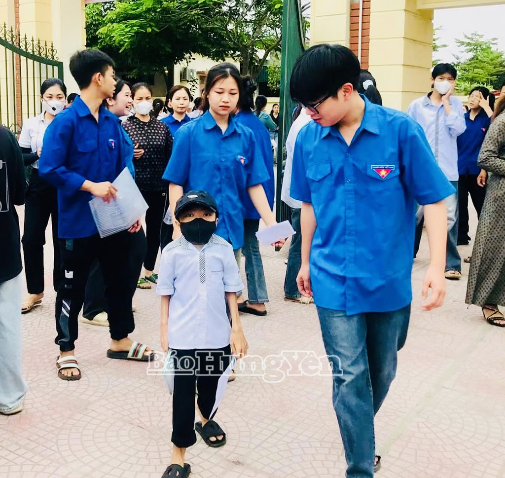 Thí sinh Bùi Văn Nha sau khi kết thúc buổi thi đầu tiên tại điểm thi Trường THCS và THPT Hoàng Hoa Thám (Tiên Lữ)