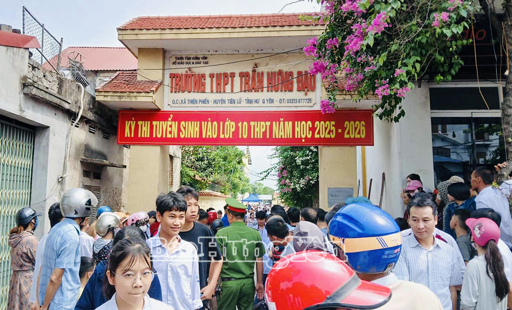 Sau 120 phút làm bài, nhiều thí sinh tại điểm thi Trường THPT Trần Hưng Đạo (Tiên Lữ) bước ra khu vực cổng trường với khuôn mặt rạng rỡ