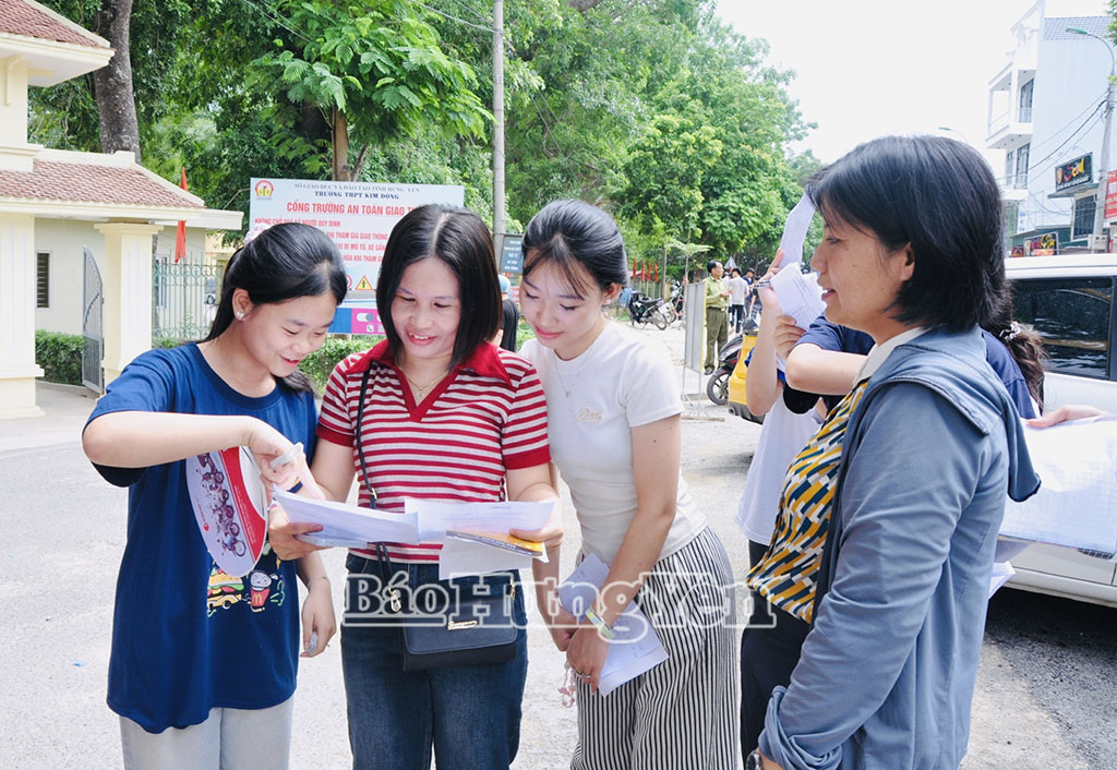 Cô giáo Nguyễn Thị Định (thứ hai từ trái sang), giáo viên dạy Ngữ văn Trường THCS Hiệp Cường (Kim Động) đánh giá, đề thi môn Ngữ văn vừa sức với học sinh(Ảnh chụp tại khu vực thi Trường THPT Kim Động)