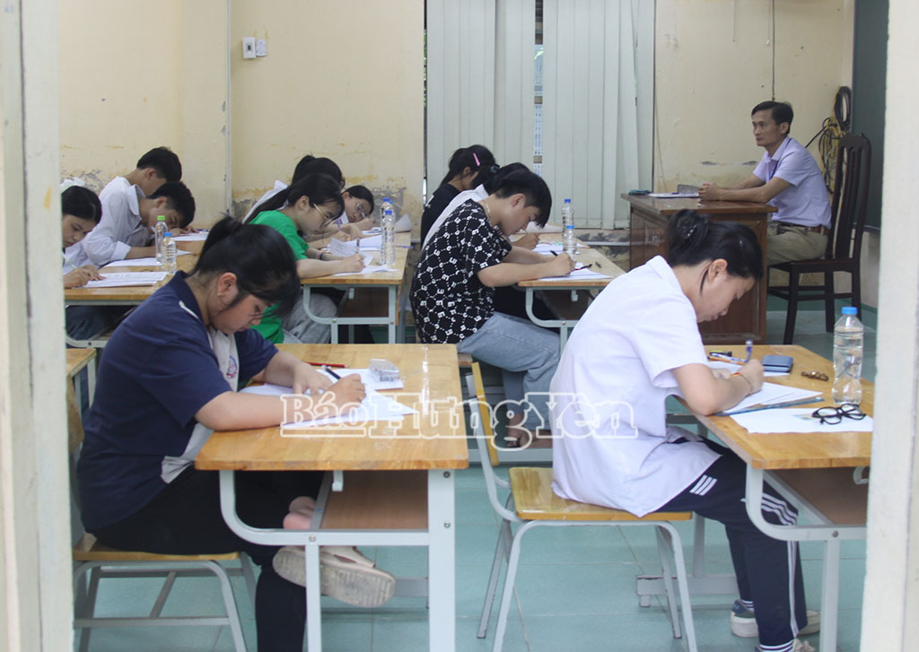 Thí sinh dự thi tại Hội đồng coi thi THPT Chuyên Hưng Yên (thành phố Hưng Yên)