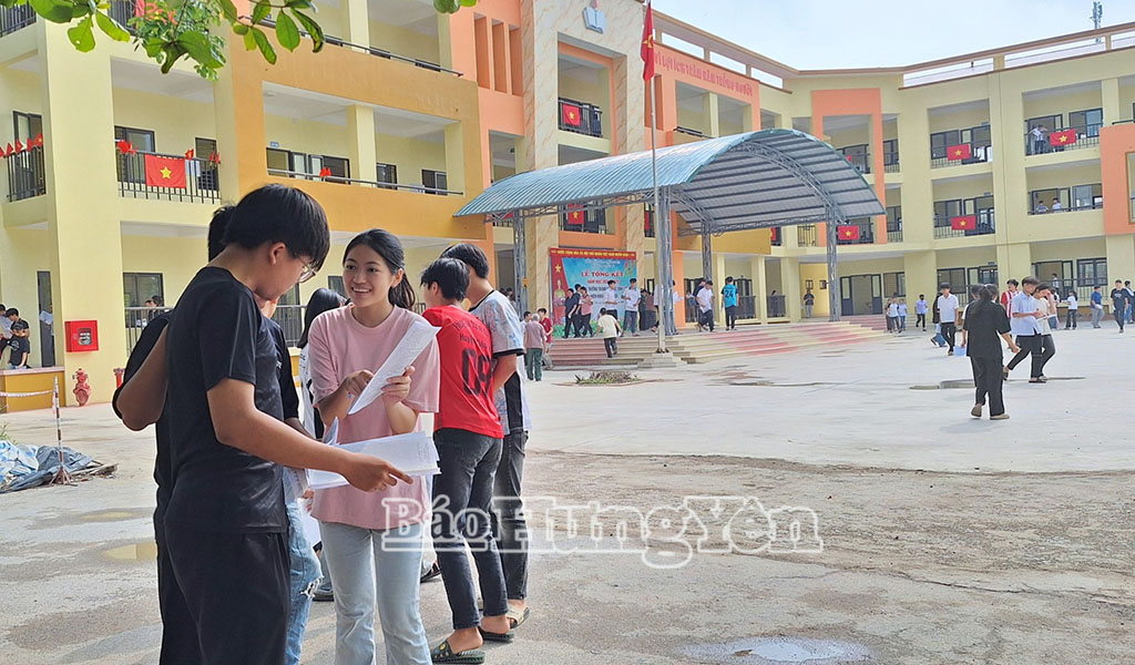 Thí sinh tại hội đồng coi thi THPT Tiên Lữ (Tiên Lữ) trao đổi sau khi kết thúc môn thi Ngữ văn