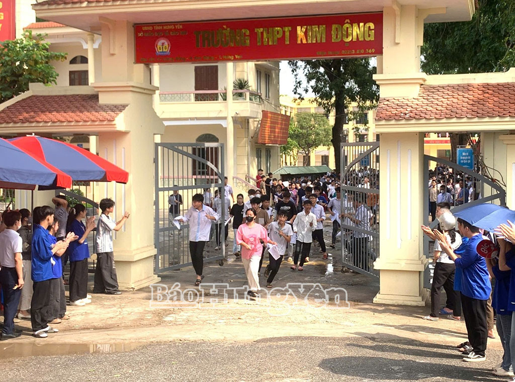 Niềm vui của các thí sinh sau khi kết thúc môn thi Tiếng Anh tại Hội đồng coi thi THPT Kim Động (Kim Động)