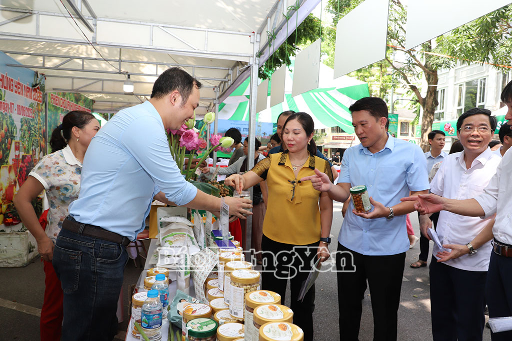 Các đại biểu tham quan gian hàng giới thiệu sản phẩm nông sản đặc trưng của tỉnh tại phiên chợ