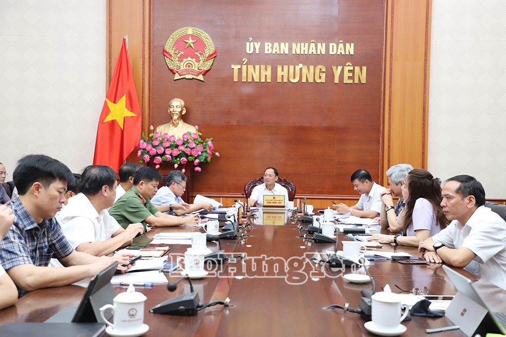 Chủ tịch UBND tỉnh Trần Quốc Văn và các đại biểu dự phiên họp
