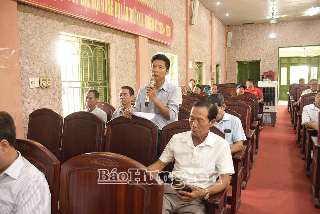 Cử tri phát biểu ý kiến tại hội nghị.